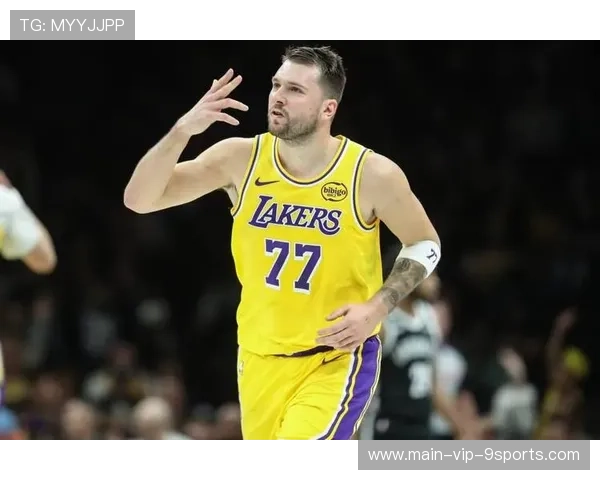 盘活全队!东契奇29+11+10里夫斯两双,湖人6人得分上双击败热火,东契奇50佳球 盘活全队!东契奇29+11+10里夫斯两双,湖人6人得分上双击败热火,东契奇50佳球